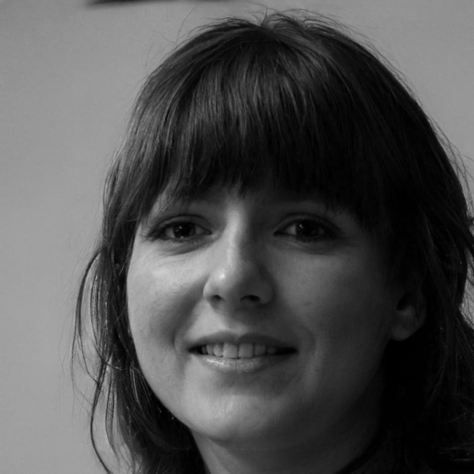 Portrait professionnel de Roxane Petit, analyste financière spécialisée en événements d'entreprise