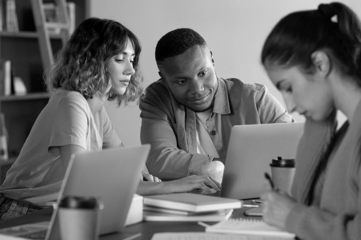 Participants lors d'un atelier de planification financière discutant de stratégies budgétaires pour événements
